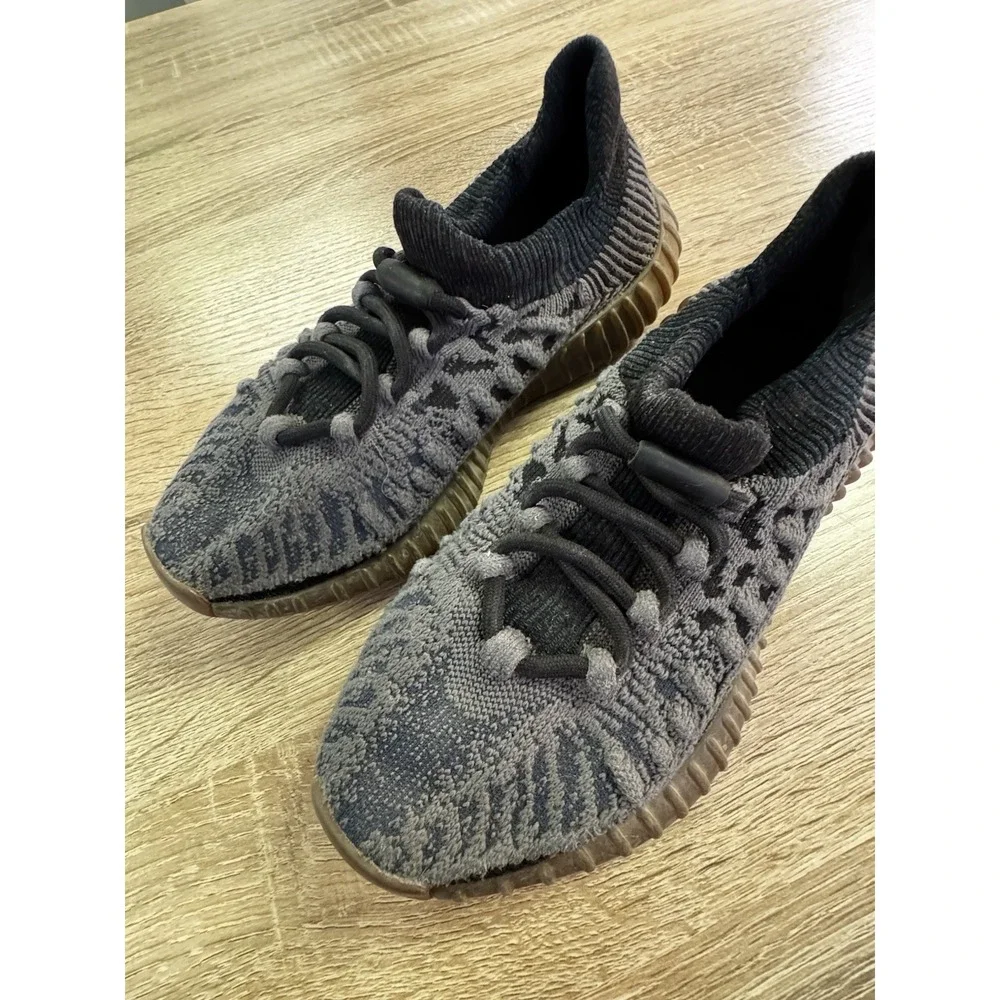 Men's Yeezy Boost 350 V2 Good Condition Size 10 SB22